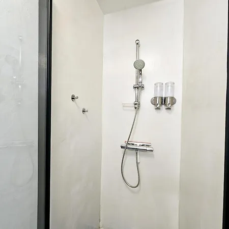 Refuge Urbain - Ideal Pour Familles & Amis - Calme En Plein Centre-ville - Wifi Debit - Netflix - Machine A Laver - Gare, Cathedrale De Reims, Commerces, Restaurants & Transports En Commun Accessibles A Pied En Moins De 10 Minutes * Reims