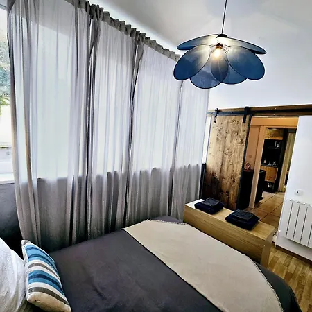 Refuge Urbain - Ideal Pour Familles & Amis - Calme En Plein Centre-ville - Wifi Debit - Netflix - Machine A Laver - Gare, Cathedrale De Reims, Commerces, Restaurants & Transports En Commun Accessibles A Pied En Moins De 10 Minutes * Reims